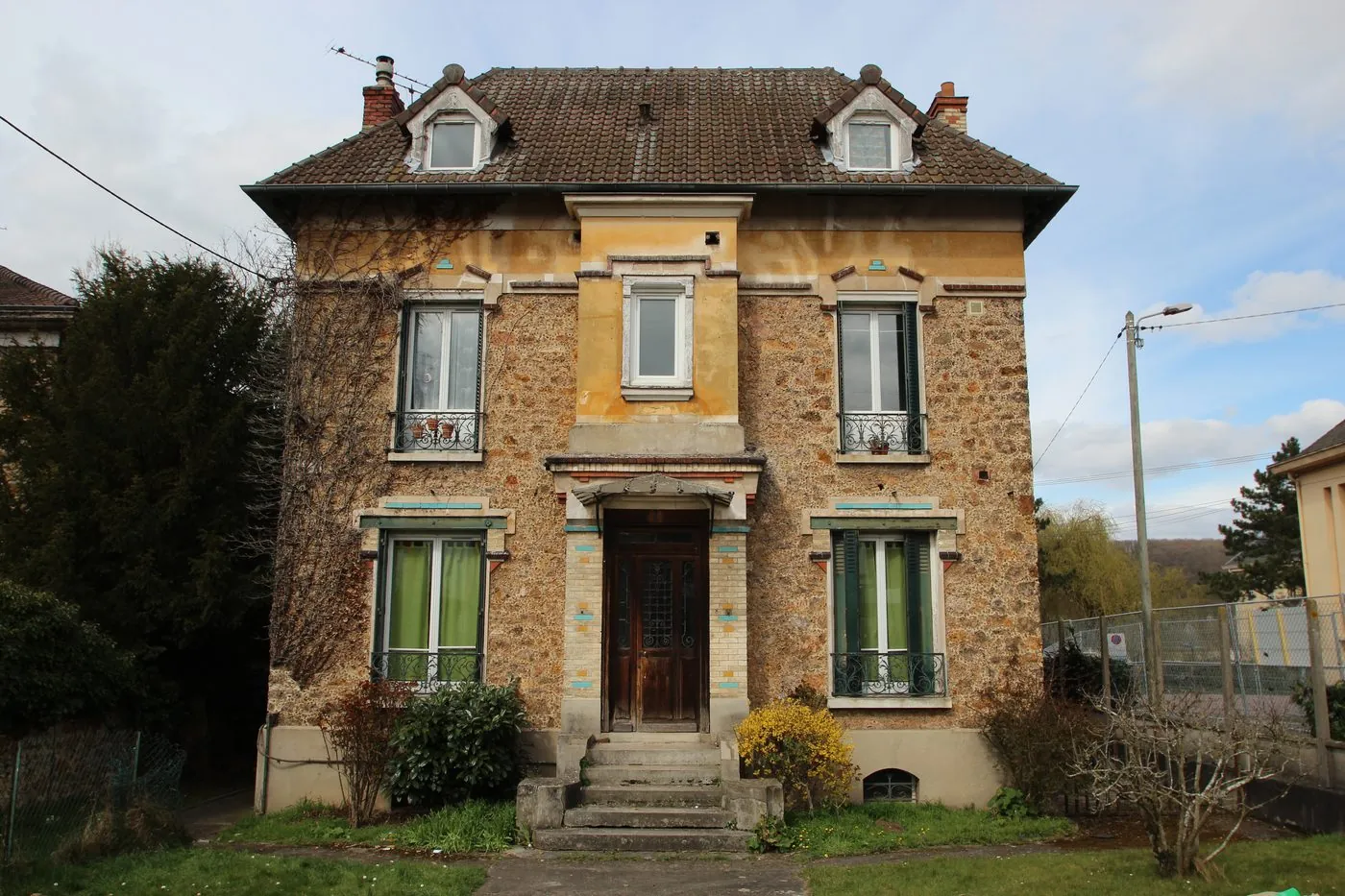 Façade ancienne présentant des traces d'humidité avant traitement par RVF Ravalement