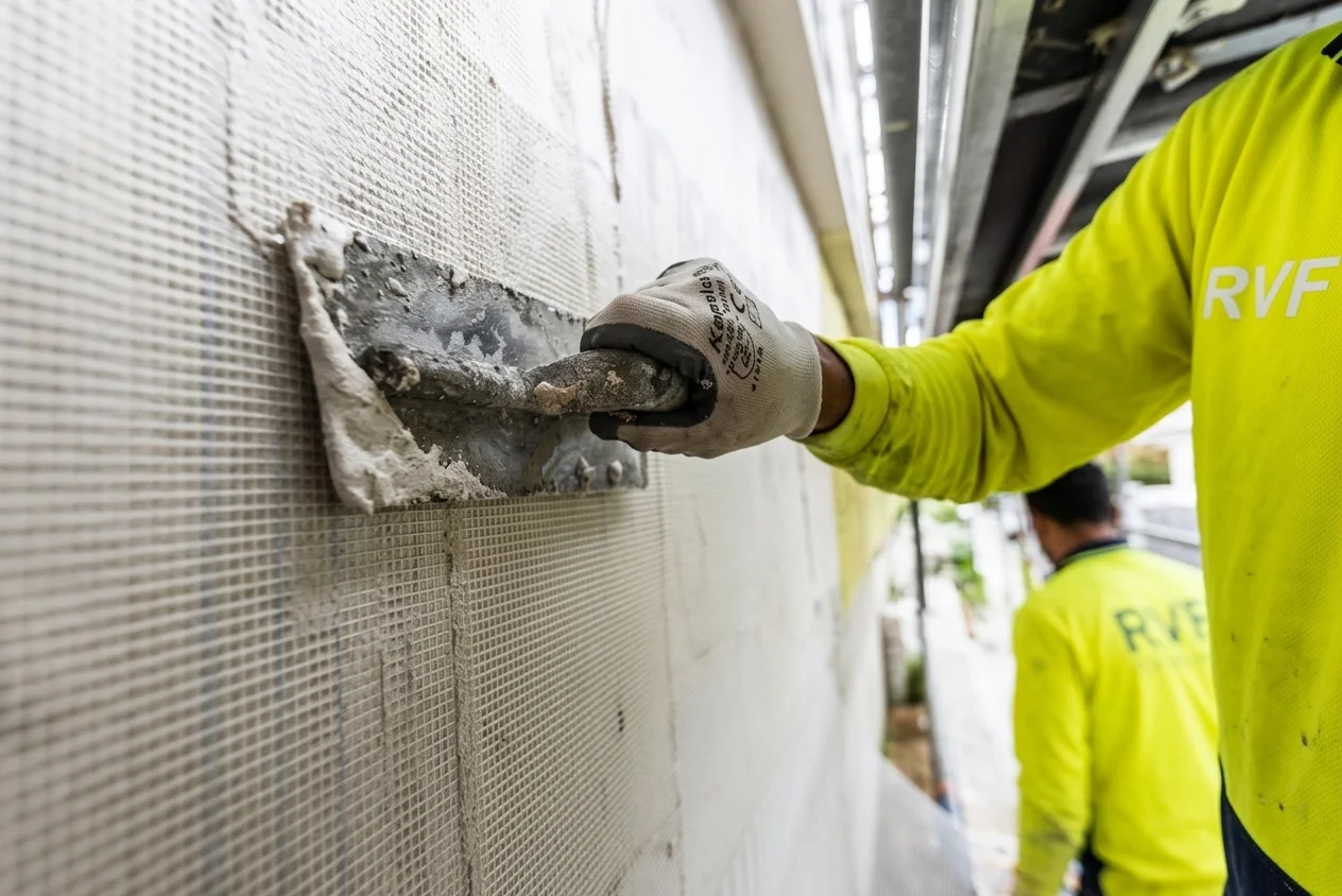 Cordiste RVF Ravalement nettoyant une façade en pierre ancienne à L'Isle-Adam