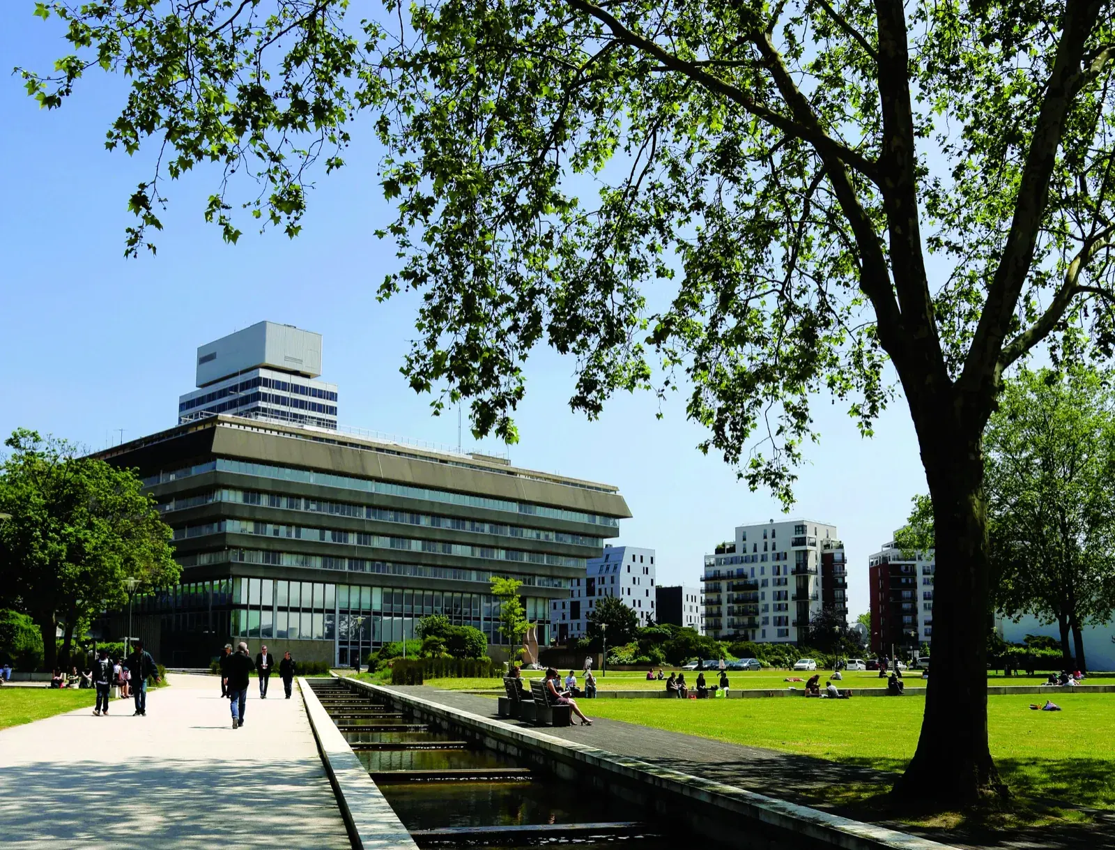 Nettoyage de façade Cergy — préfecture du Val-d'Oise et base de loisirs